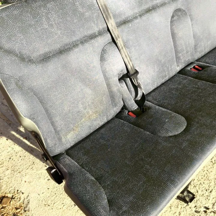 tapizado de auto en el proceso de secado luego del servicio de limpieza