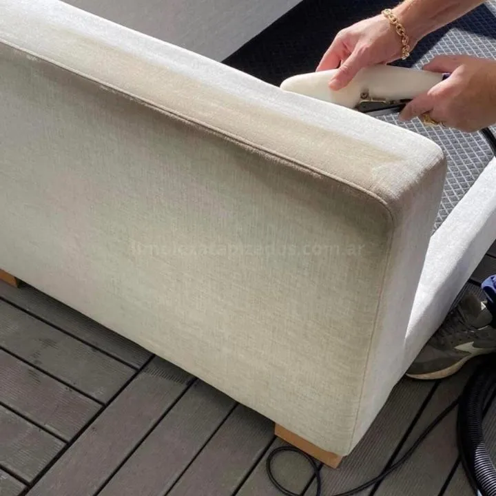 personal de limpieza de tapizados lavando un sillón sucio con vapor en caba